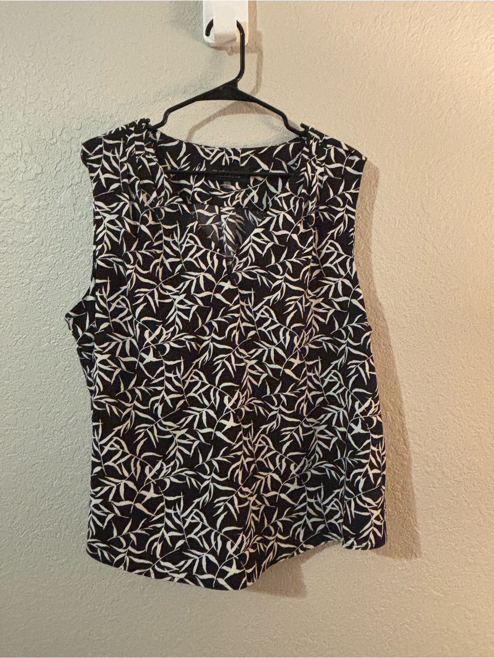 Evan Picone Black Sleeveless Leaf-Print Camisole